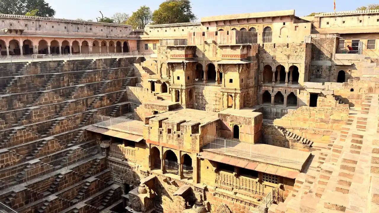 Abhaneri-Stufenbrunnen in Rajasthan-Rundreise Indien