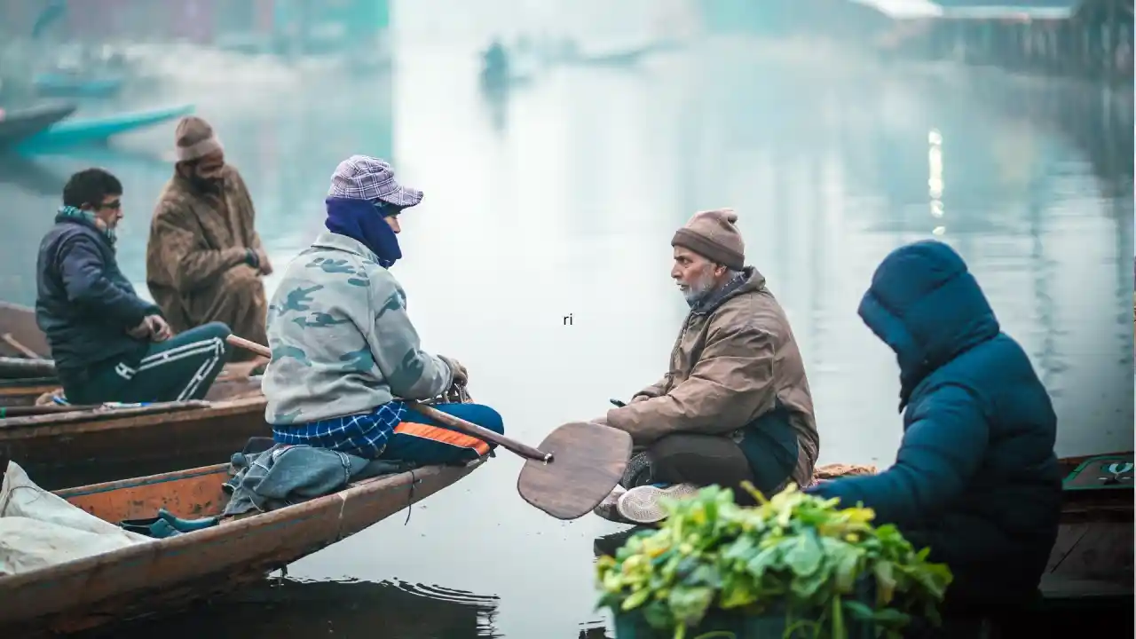 Shikara Menschen handeln in Dal see in Kashmir